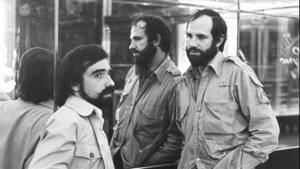 거울로 된 벽면에 기댄 두 남자의 사진. 왼쪽에는 젊은 마틴 스코세이지가 뒷목을 덮는 긴 머리와 진한 수염, 인상적인 눈빛으로 카메라 우측 어딘가를 응시하고 있다. 오른쪽에는 마찬가지로 수염을 기른 젊은 브라이언 드 팔마가 마틴을 바라보고 있다. 