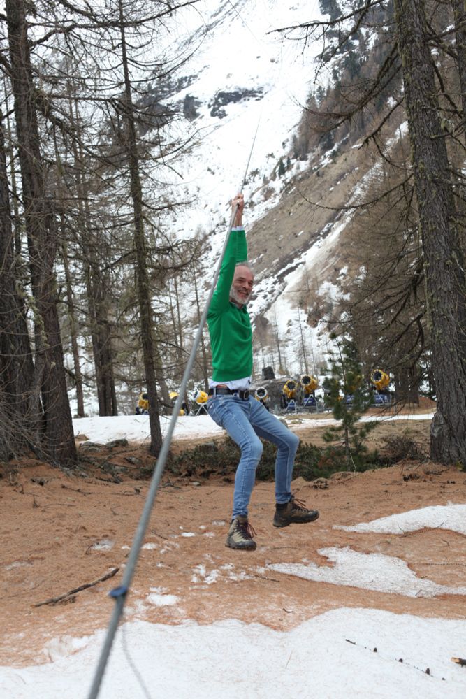Toni Bernhart beim Seilbahnseilspielen an der Materialseilbahn zur Hintergrathütte in Sulden (Südtirol) im April 2022. Foto Hans C. Miersch