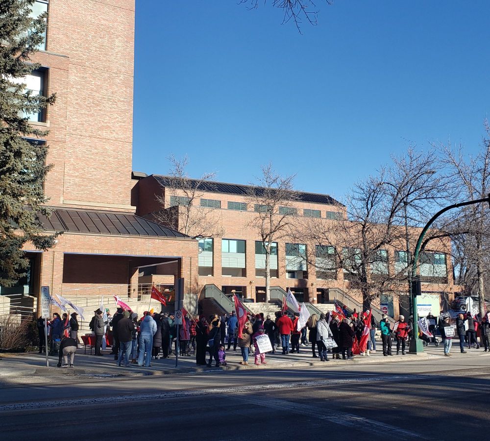 Photo of people rallying in support oh nurses and healthcare outside Chinook regional hospital in Lethbridge.
