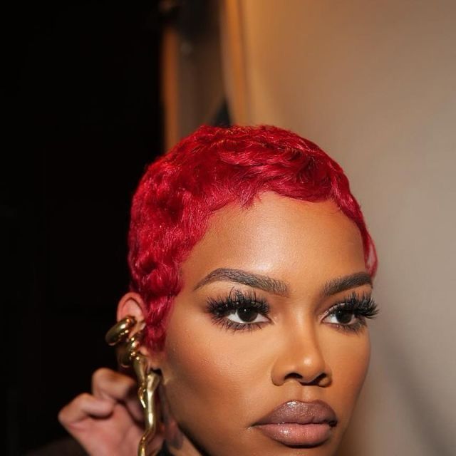 teyana taylor with short red hair with gold jewelry 

