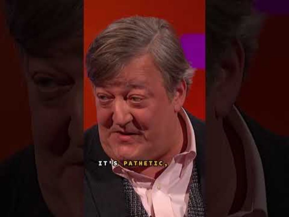 Stephen Fry defines social media in a sentence📱