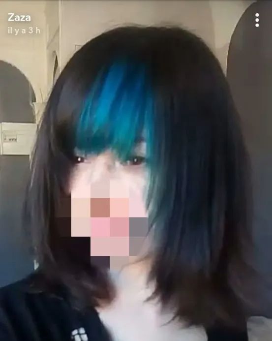 Selfie de moi-même avec mon visage censuré, j'ai les cheveux courts avec une frange longue et droite, noir et bleu. Circa 2018.