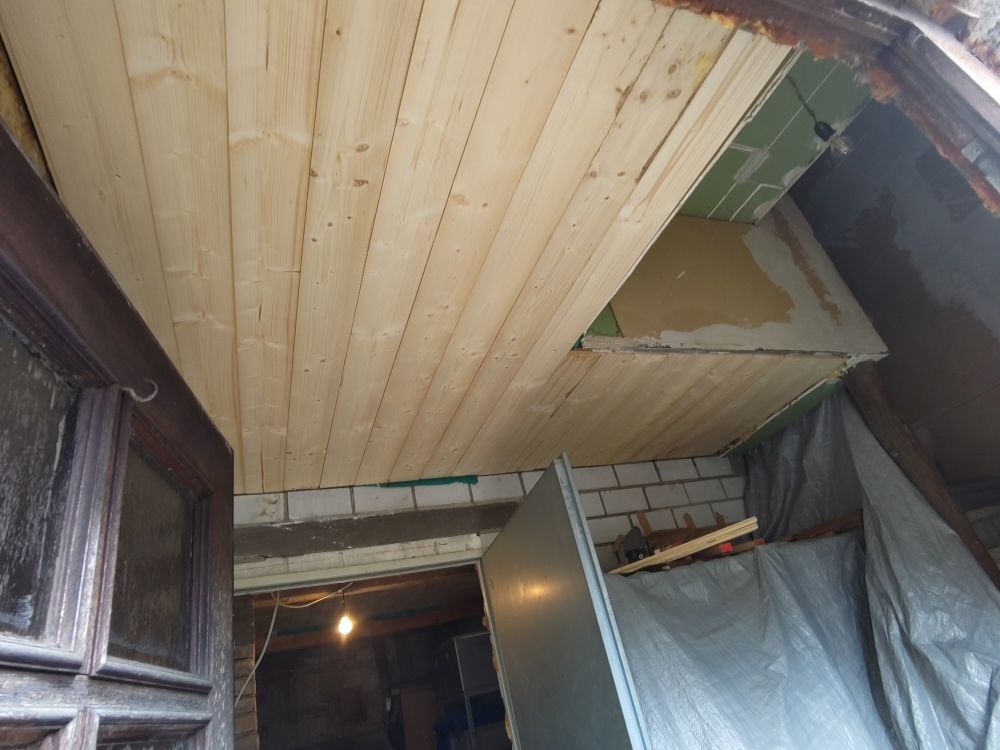 Eine Rauspund Decke in einem Treppenhaus 