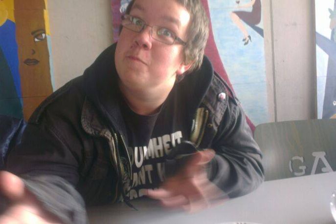 ein bild von mir von vor 11 jahren, ich mache ein albernes gesicht und fuchtle mit den händen in richtung kamera 