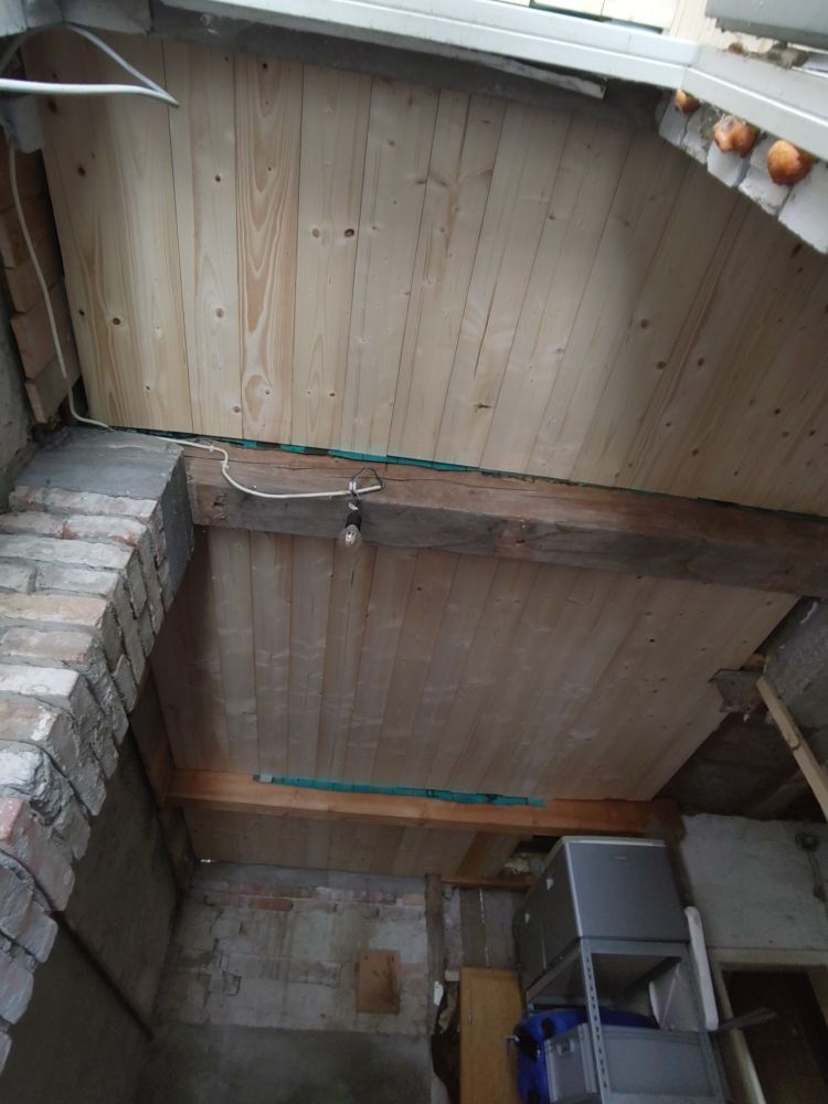 Eine Rauspund Decke zwischen zwei Balken 