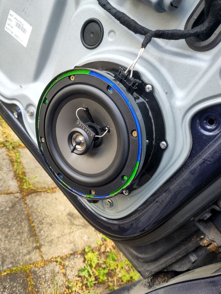 Der Lautsprecher an dem mdf Ring, in dem Lautsprecher Gehäuse, an der Autotür 