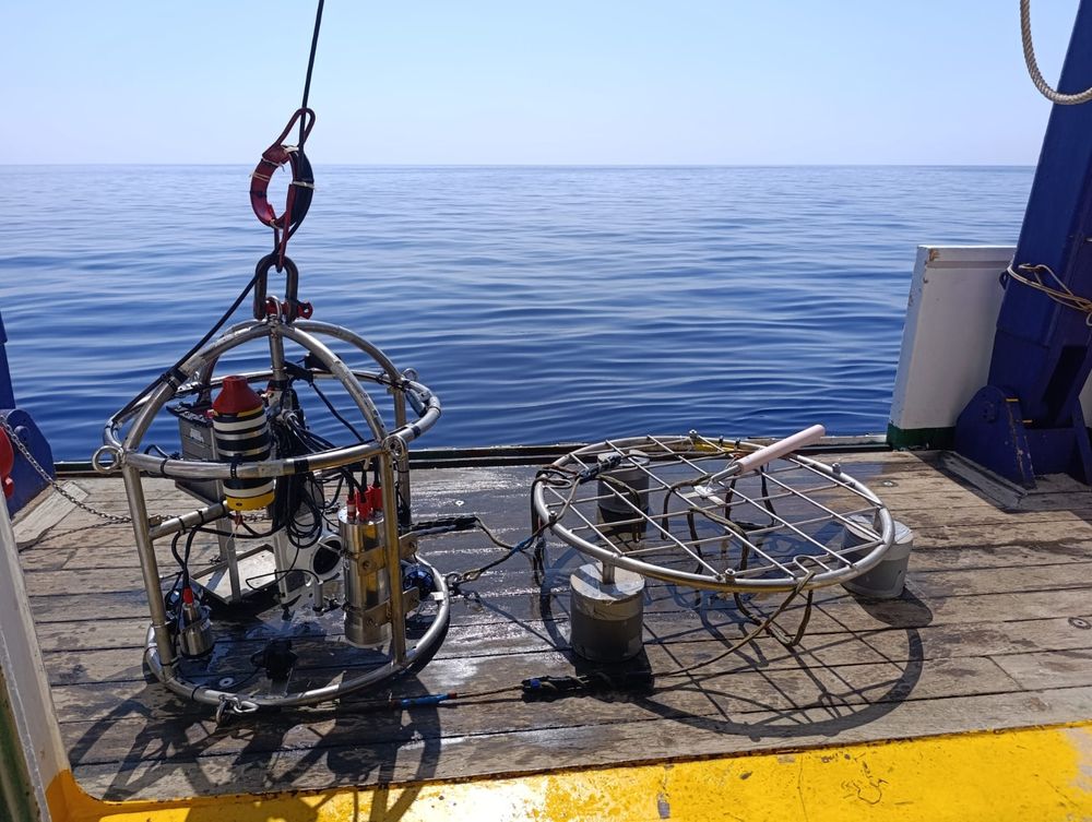 Los landers desplegados en aguas de las Islas Baleares han sido instalados utilizando el vehículo submarino de operación remota ROTV-LanderPick desarrollado por el IEO, una solución innovadora que permite instalar y recuperar landers sobre el fondo marino con una alta precisión sin necesidad de incorporar elementos activos de recuperación.