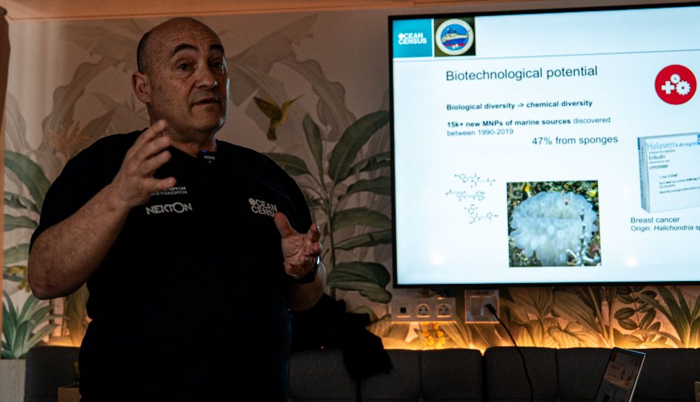 Javier Cristobo impartiendo una conferencia para científicos y tripulantes del Falkor (too) durante los días de campaña. © Schmidt Ocean Institute