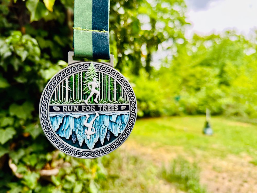 Medaille für den virtuellen Lauf „Run for Trees“. 