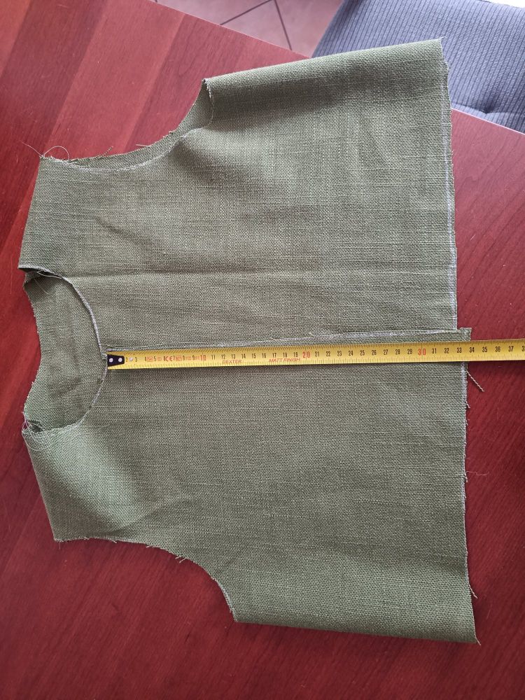 Modello di gilet tagliato da un bel tendone color verde oliva