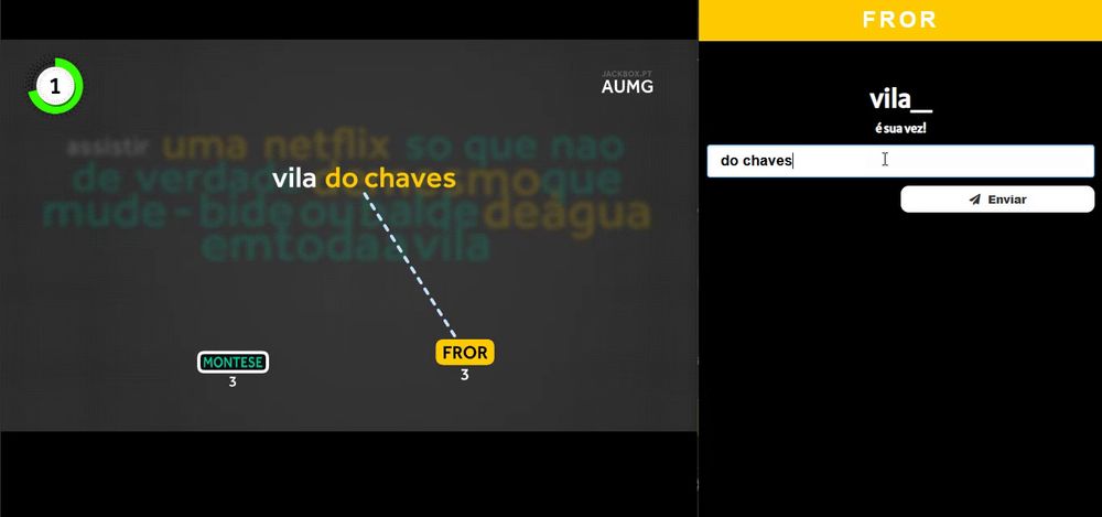 Na esquerda, a tela do jogo Palavras Passadas (Word Spud) com a palavra 'vila' em branco completado pelas palavras 'do chaves' em amarelo, enquanto elas se aproximam do segundo jogador.
Na direita, o controlador (website) dizendo que é a vez do jogo pra completar a palavra 'vila', ela sendo completada com as palavras 'do chaves' e o botão Enviar em baixo.