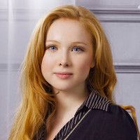 Alexis Castle from the TV show Castle, a white young woman with long red hair and light eyes.