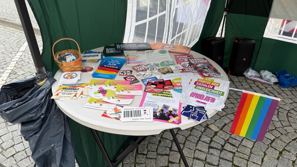 Runder Stehtisch mit viel Informationsmaterial