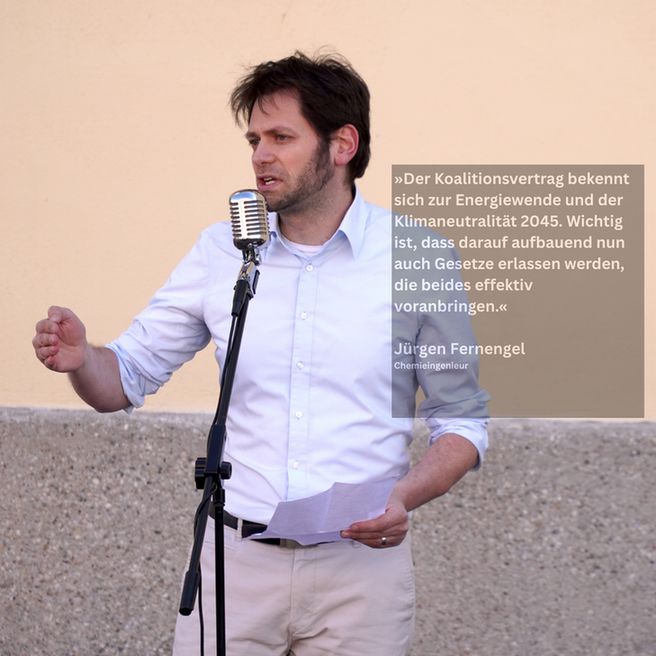Alt: “Das Foto zeigt Jürgen Fernengel mit einem Mikrofon vor dem Mund und einem Zettel in der Hand.
Text: »Der Koalitionsvertrag bekennt sich zur Energiewende und der  Klimaneutralität 2045. Wichtig ist, dass darauf aufbauend nun auch Gesetze erlassen werden, die beides effektiv voranbringen.«