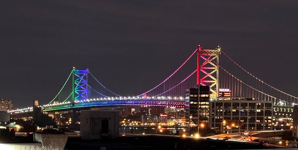Ben Franklin bridge being all gay 🏳️‍🌈