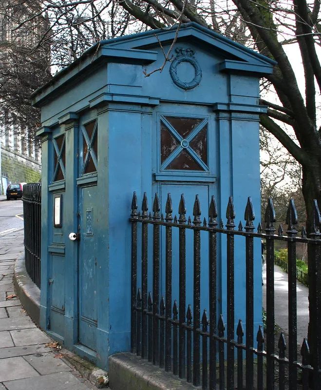Former police box at corner of Waverley Bridge and Market Street. CC-by-NC-SA 2.0, Ian T. Edwards via Flickr.