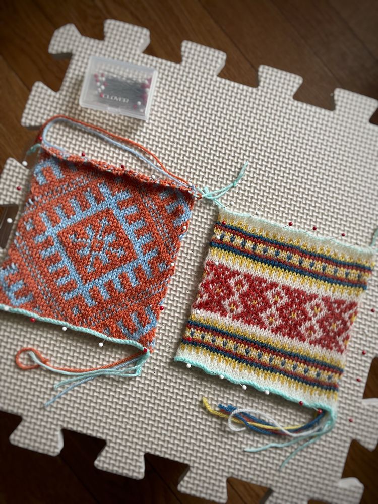 棒針模様編みの四角いモチーフ2枚を、形を整えるためにブロッキングしているところ。