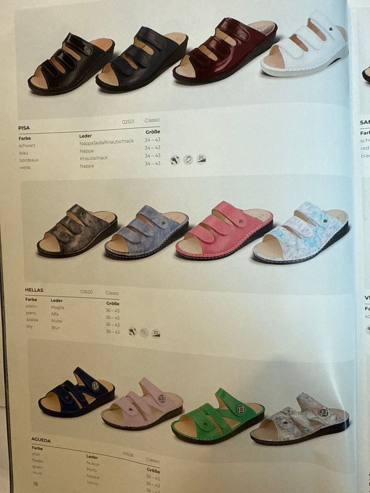 Eine Seite aus einem Prospekt für orthopädische Schuhe, die ein wechselbares Fußbett haben…