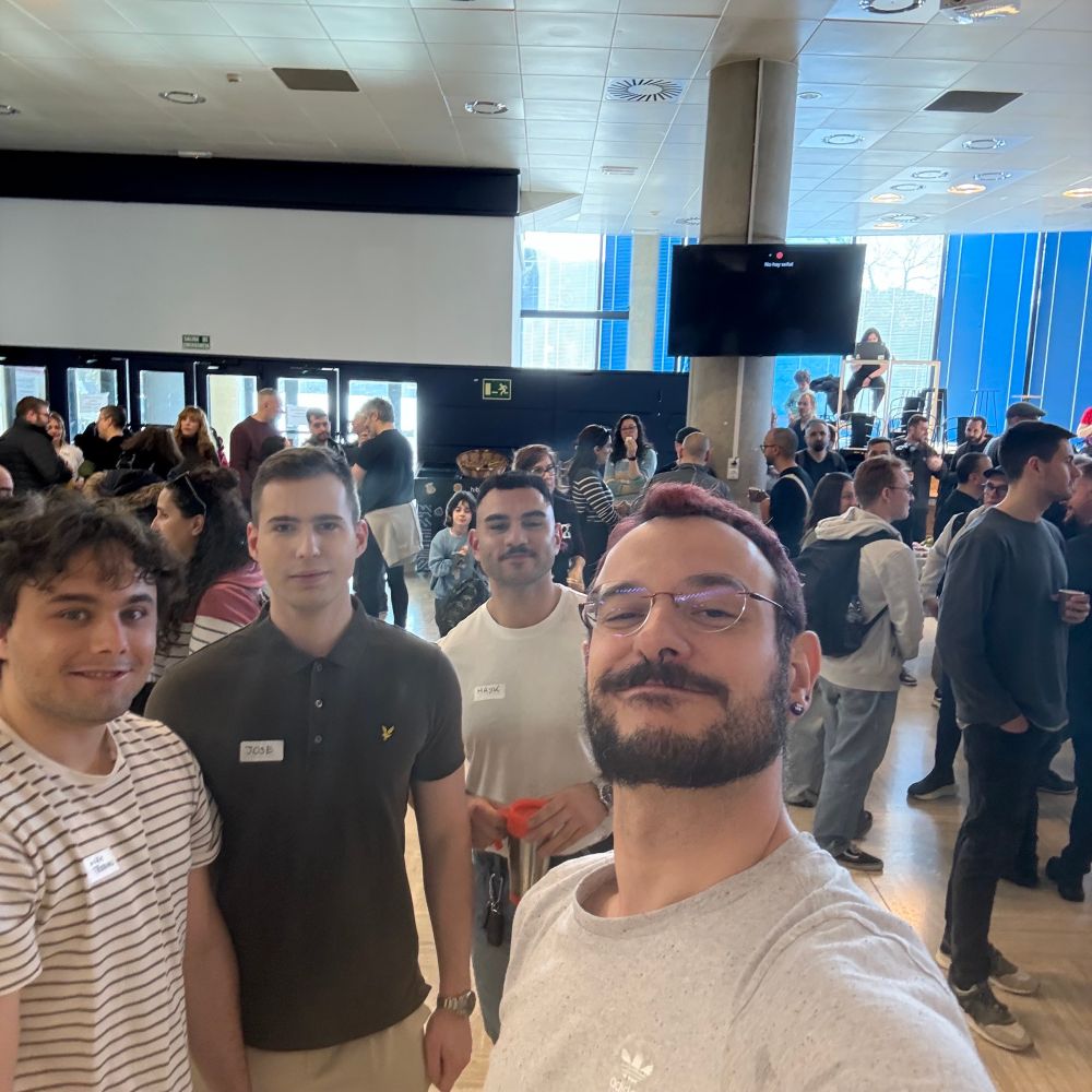 Selfie de capitán golo en el hall del sosz 25, lleno de gente. Le rodean 3 jóvenes, está claro que golo se junta con ellos a ver si se le pega algo de colágeno.