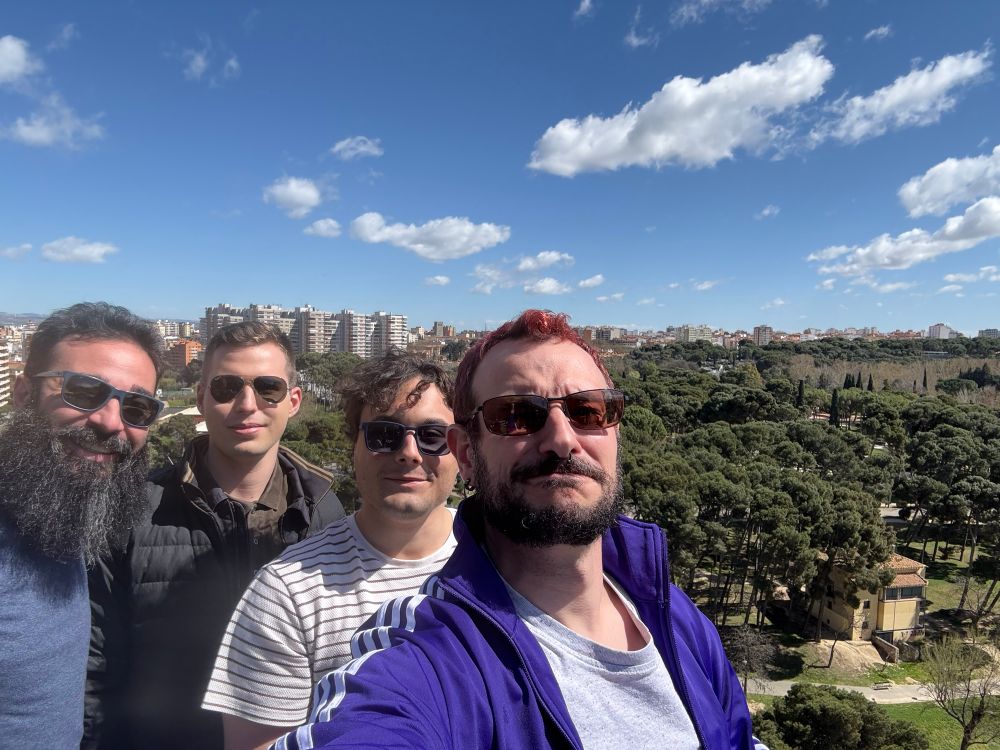 Cuatro bellezas haciéndose un selfie con el parque grande de zaragoza al fondo.
