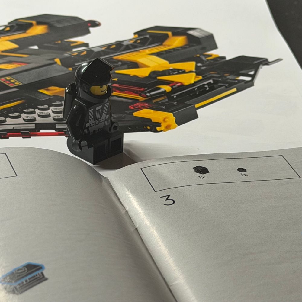 Detalle de la minifigura leyendo las instrucciones.