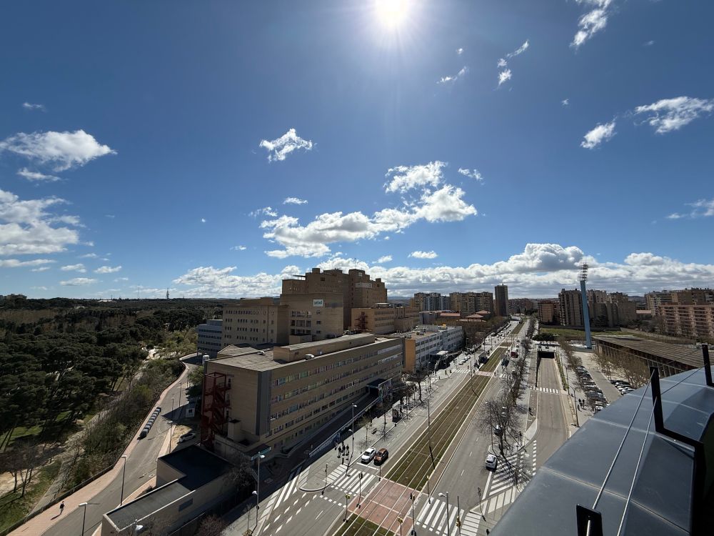 Vista aérea de Isabel la católica, hospital miguel servet y la romareda de Zaragoza.