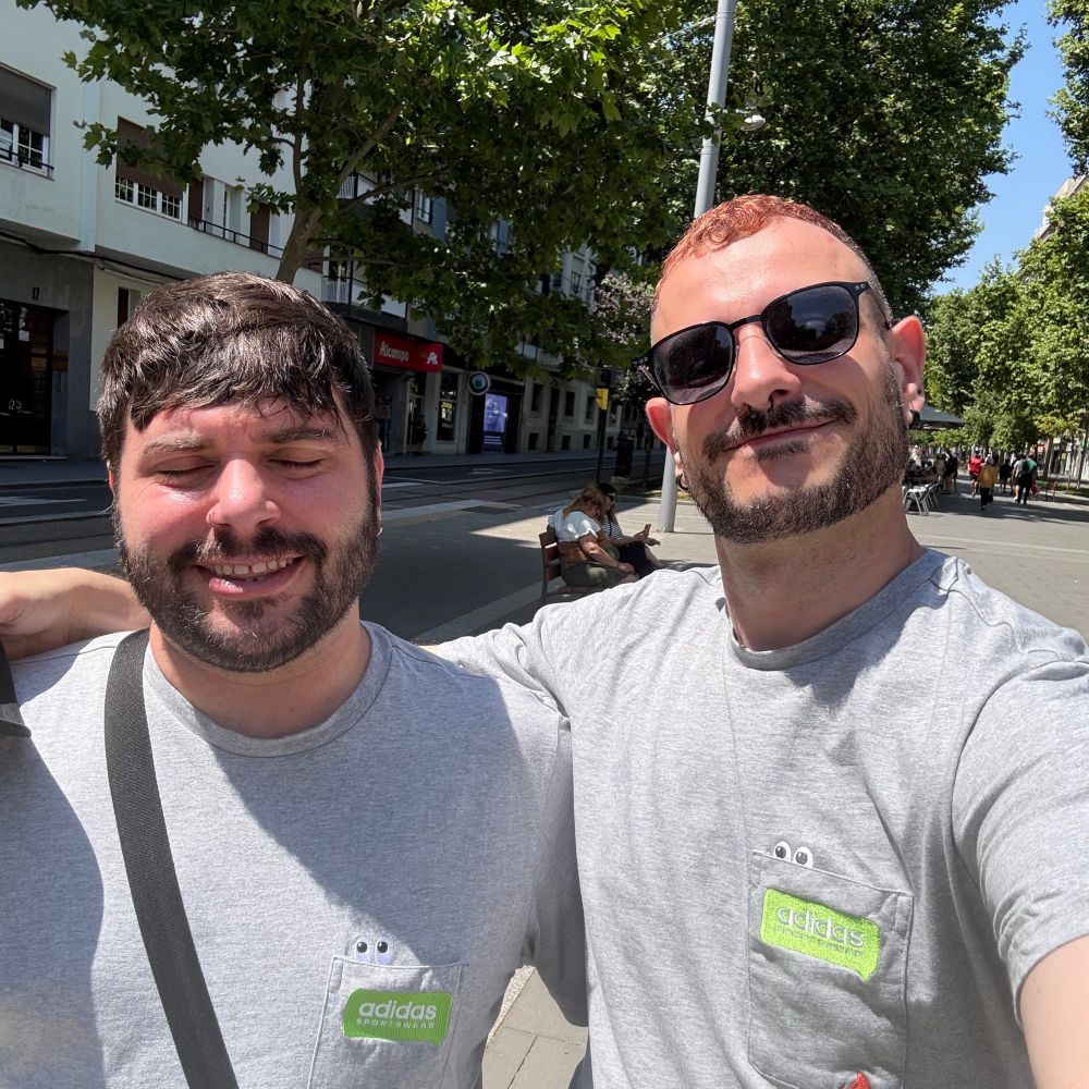Selfie de Capitangolo y Danifalky achicharrados por el sol. Ambos llevan la misma camiseta. Danifalky está cegado por el sol y tiene los ojos cerrados.