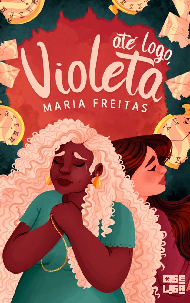 Capa do livro Até logo, Violeta. A capa é a ilustração de duas pessoas, uma senhora negra e uma jovem branca, elas estão de costas uma para a outra. A senhora tem longos cabelos brancos e cacheados. Ela está chorando e segura um colar. Usa brincos dourados em forma de gota e veste blusa de manga curta. A jovem tem cabelos longos e castanhos, veste blusa de manga longa. A ilustração das personagens vai da base até o meio da capa. Na parte de cima, há um fundo vermelho com uma folhagem verde ao redor. Relógios dourados e envelopes de carta estão espalhados na parte verde. No centro da parte vermelha, em um tom branco levemente avermelhado, está escrito o nome do livro, com o nome da autora, Maria Freitas, logo abaixo.
