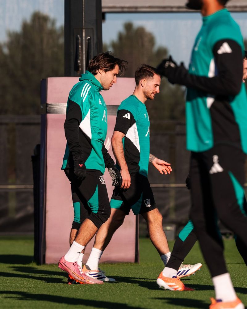 Photography of Federico Chiesa and Alexis Mac Allister in training at the AXA Training Centre.