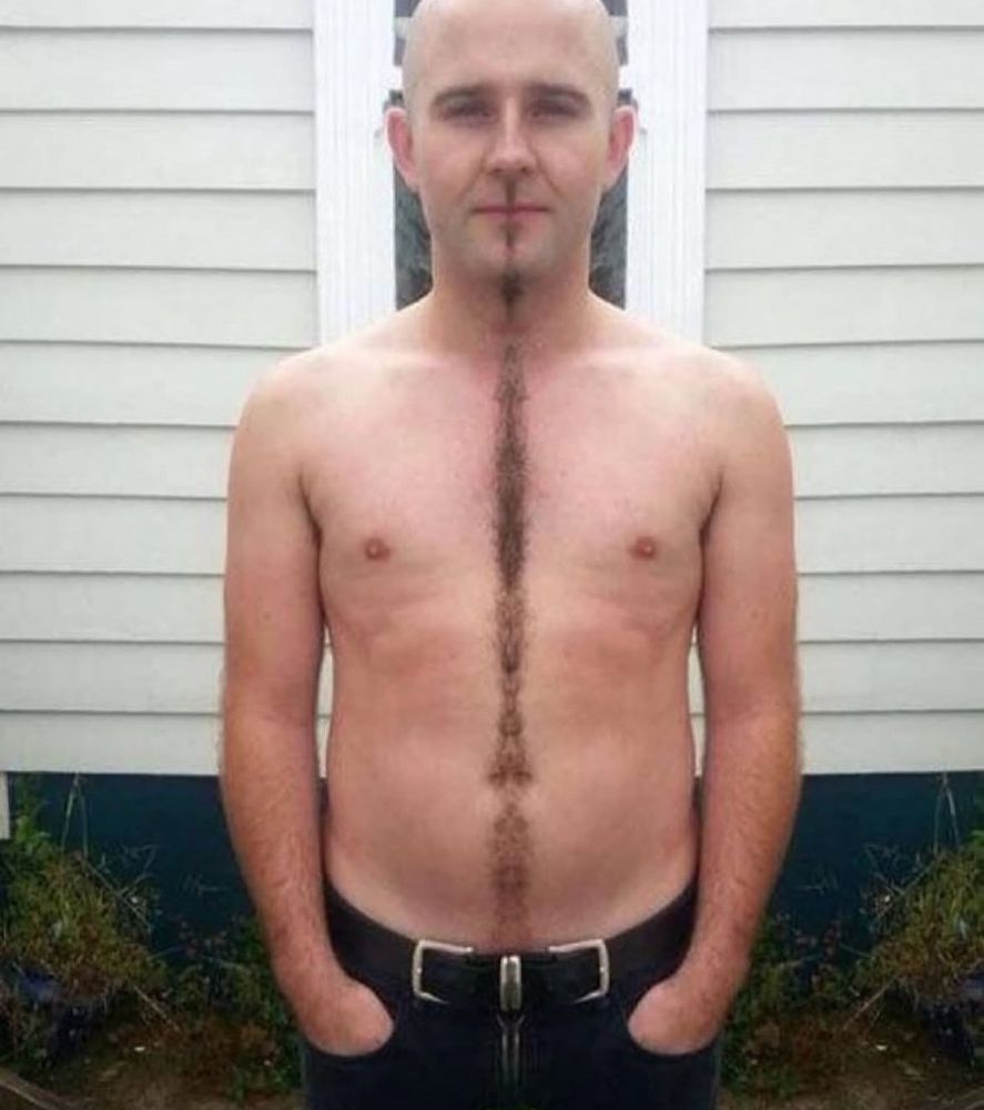 Homme torse nu avec un ligne de poils du bas du nez à sous la ceinture 