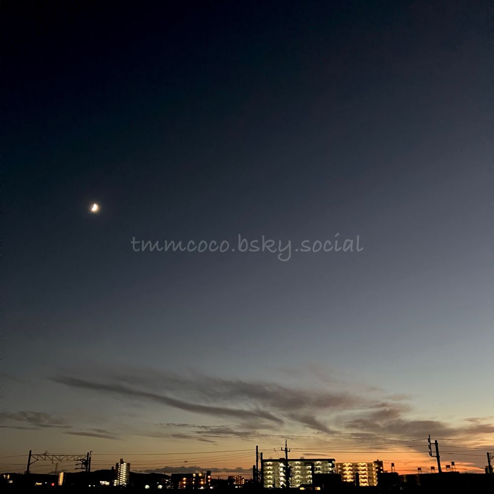 夕方17時半くらいの空。上空は夜、地平はうっすら茜色。
昔福岡で会社勤めをしていた頃、トーキョーから来る本社の人が「こちらは体感1時間ほど日暮れが遅い」と言っていたのを今さらながらに思い出します。何か不思議な感じがしますね。