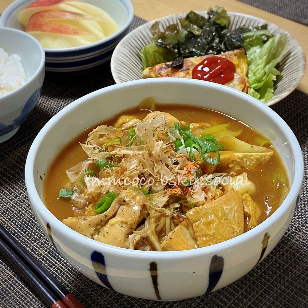 カレー南蛮そば。具材は鶏もも肉長ネギ油揚げ、麺はツルリとのど越しのよいへぎそば。薬味には青ネギ一味かつおぶし。
奥の中鉢にはサニーレタスに焼き海苔を散らした焼肉屋さん風サラダ、黄色い物体は先日のスパニッシュオムレツの残り。果物はりんご(シナノスイート)。一部をうさぎさんにしました。りんごは皮の色がきれいなんでね。
ちなみにカレー味の麺類はつゆがサラリとしているほうがおいしいと思うほうです。あまりにももったり粘度の高い汁だと麺よりもご飯にかけたくなってしまうわね。