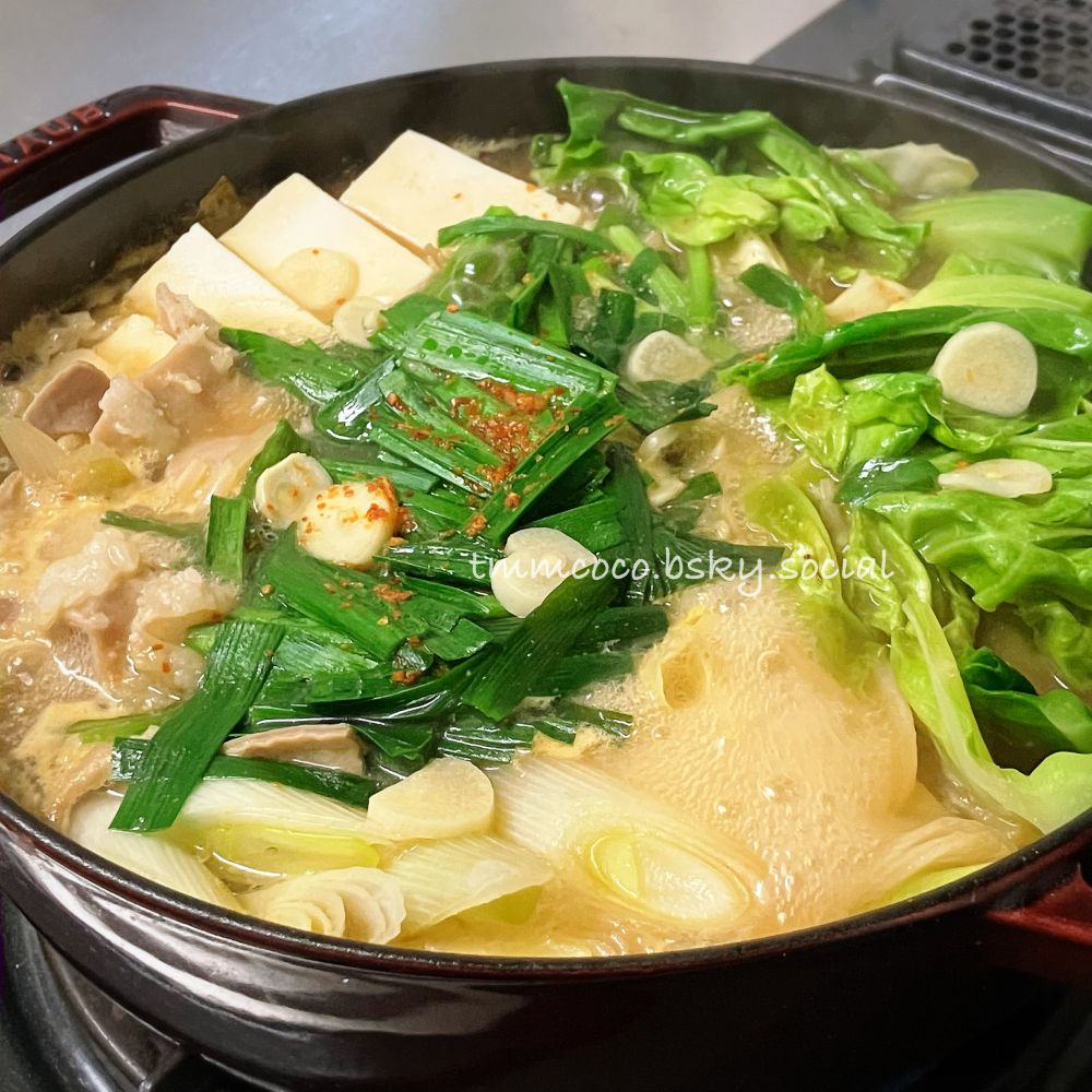 味噌ベースのもつ鍋がぐつぐつ煮えているところ。中身はモツ(国産牛の小腸とシマチョウを調達)とキャベツ、長ネギ、もやし、お豆腐、ニラ、にんにくなど。
脂っこいモツを土鍋で調理すると後が大変なので、今回はストウブ(浅型のブレイザー24cm)を使用しました。こっちのほうが洗うの楽ちんだものね〜