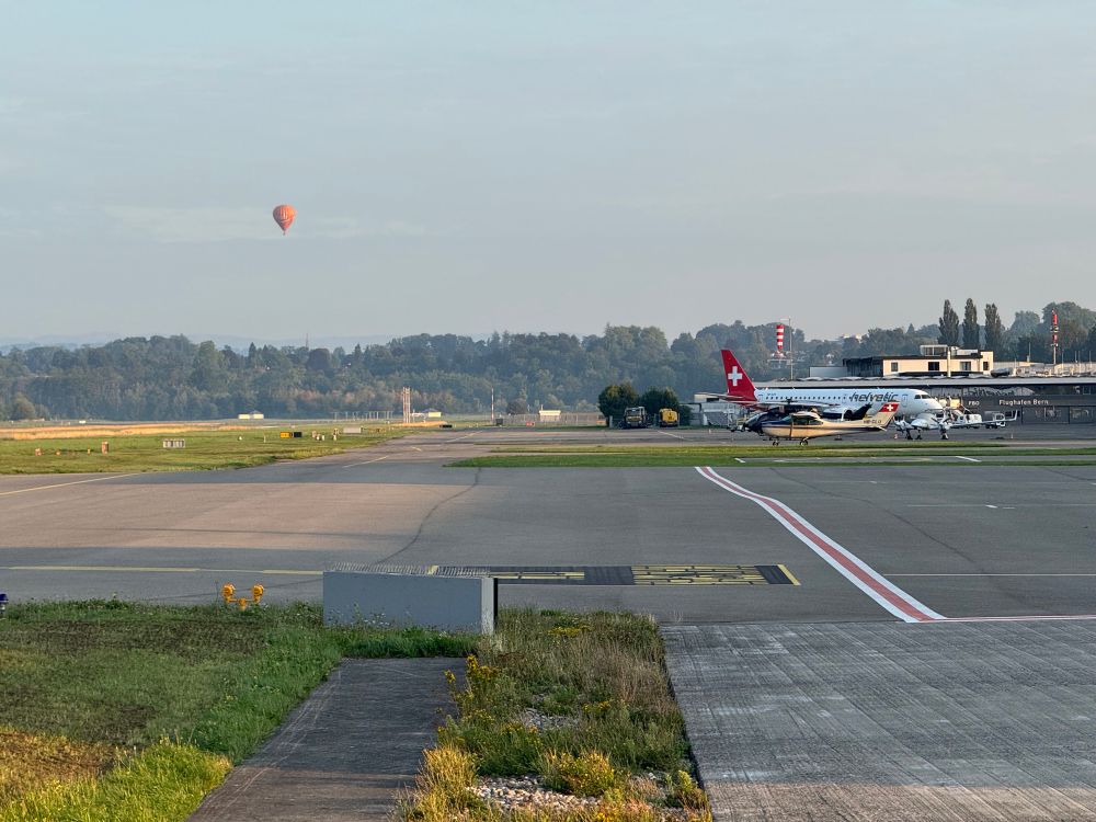 Heissluftballon über Flughafen Bern Belp