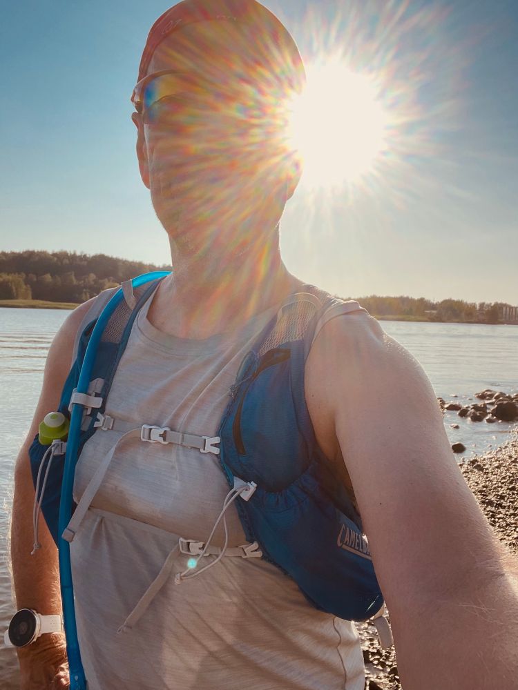 Bluuttaajan selfie, aurinko peittää puoli päätä.