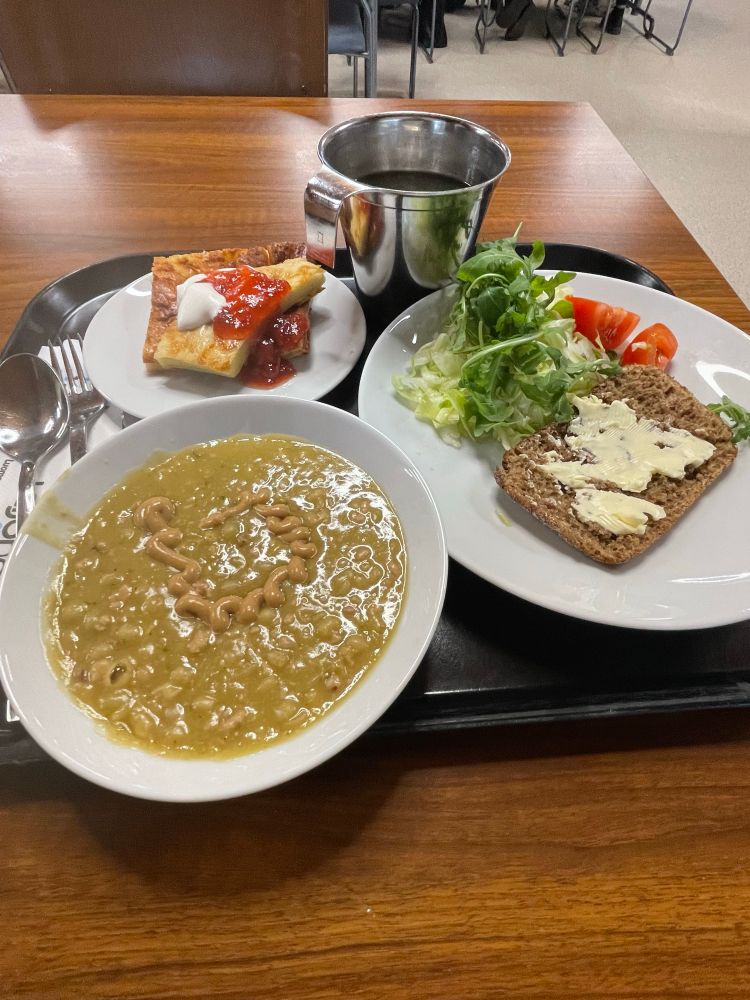 Hernekeittoa, pannukakkua, salaattia, ruisleipä. Peltimuki.