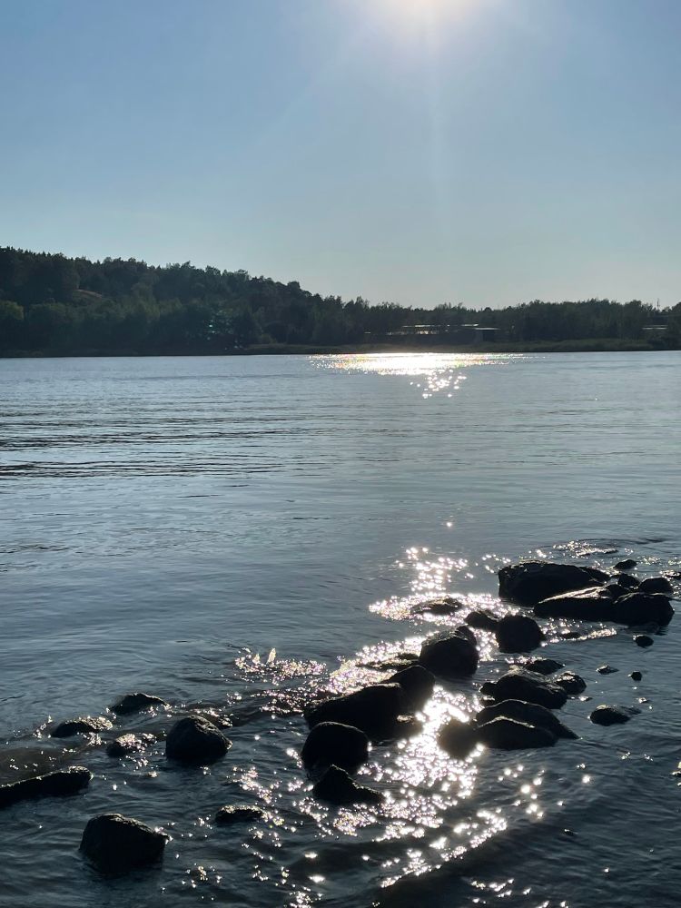 Aurinko luo kiloaan meren salmeen Turun Majakkarannassa.