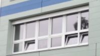 Klassenzimmer  von außen mit angestellten Unterfenstern 1/3.  Die wichtigen oberen Fenster, 2/3 der Raumhöhe, bleiben geschlossen.  Querlüften geht nicht.. 