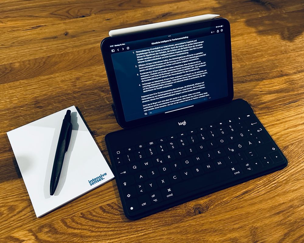 Apple iPad mini 6 mit Logitech Keys-to-Go und Apple Pencil 2