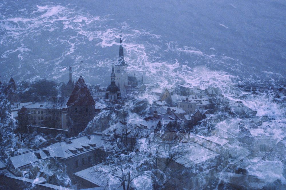 Vista aérea invernal de una ciudad con tejados nevados y torres góticas, superpuesta con una textura de mar embravecido que envuelve las casas. Todo está teñido de una luz azul marítima y brumosa