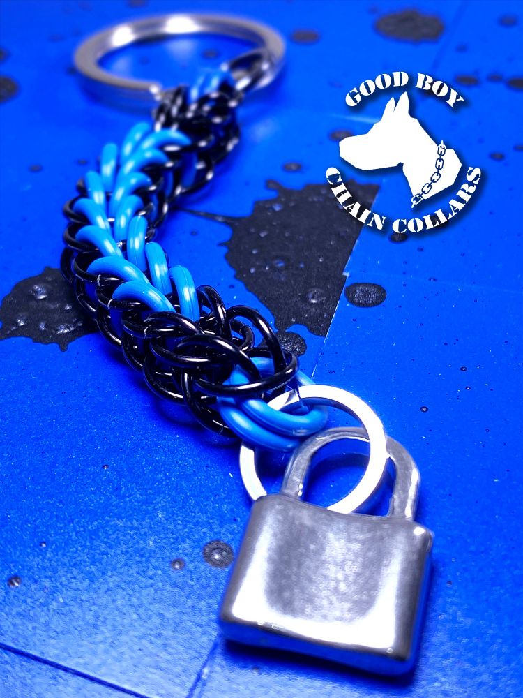 A deep blue key change made of jump rings resembling a chain collar