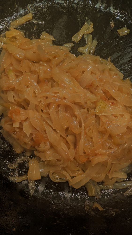 A whole mess of caramelized onions 