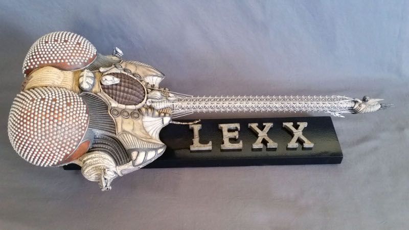 das mächtigste Raumschiff der zwei Universen, ist ein Lebewesen (das heißt, es muss Nahrung aufnehmen) in der Form einer flügellosen Libelle
Die Sci-Fi-TV-Serie „LEXX - The Dark Zone" war eine kanadisch-deutsch-britische Koproduktion. Zwischen 1997 und 2002 wurden 61 Episoden in vier Staffeln produziert.