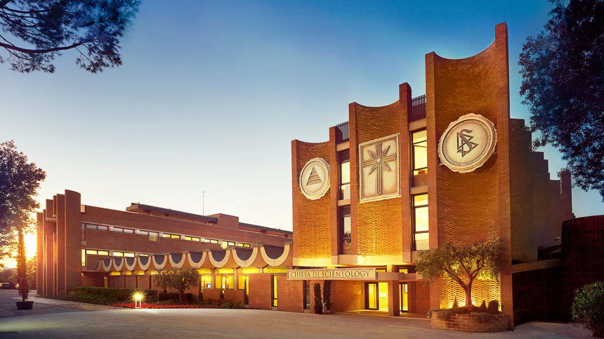 Eine riesige modern-brutalistische kirche in rot-braun 