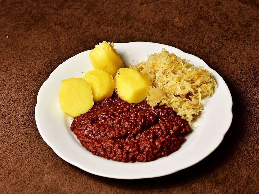 Grützwurst, Sauerkraut und Salzkartoffeln (tote Oma)