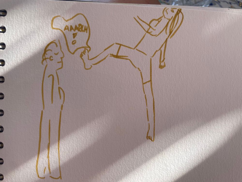 grobe hellbraune filzstift-skizze von einem angedeuteten menschen mit neutralem/abwesenden gesichtsausdruck und einer person die in der mitte eines sprungs in der luft schwebend den linken fuß in richtung des gesichts des menschen ausgestreckt hat. Der fuß besitzt eine sprechblase, in der „AARGH!“ steht