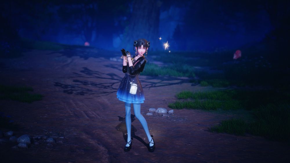 Ein Bild von Nikki aus dem Spiel Infinity Nikki. Eine junge Frau mit schwarzen Haaren, welchw zu zwei Zöpfen gebunden worden und von welchen geflochtene Strähnen runter hängen. Sie trägt eine schwarze Lederjacke, ein schwarzes Top und einen kurzen Rock, welcher einen Farbverlauf von schwarz nach blau hat. Zusätzlich hat sie ein Einmachglas als Tasche, in diesem befinden sich kleine leuchtende Kugeln. Das Bild wurde nachts fotografiert. 