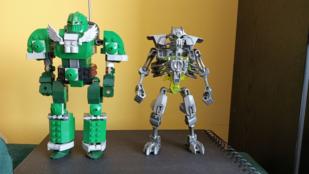 Lego Knight's Kingdom Dark Angel Space Marine and Lego Bionicle 2015 Necron Warrior MOC
Warhammer 40k