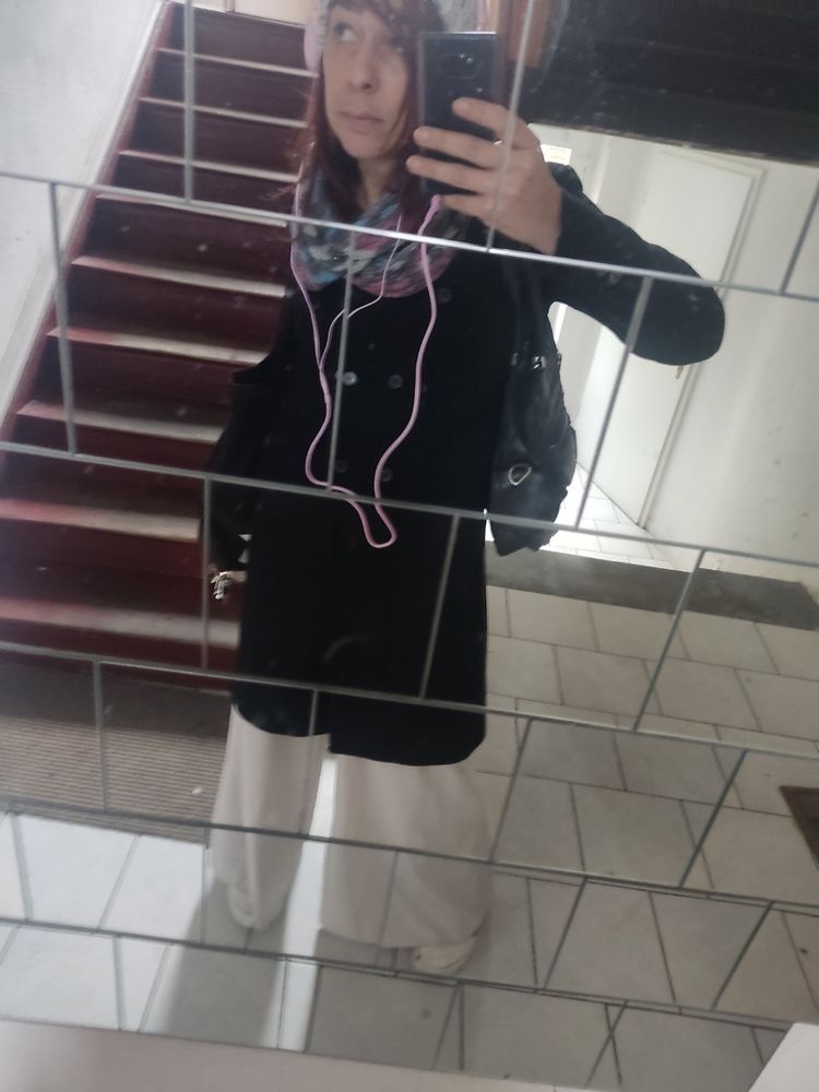selfie spiegel mantel schwarz und weite weiße hose
