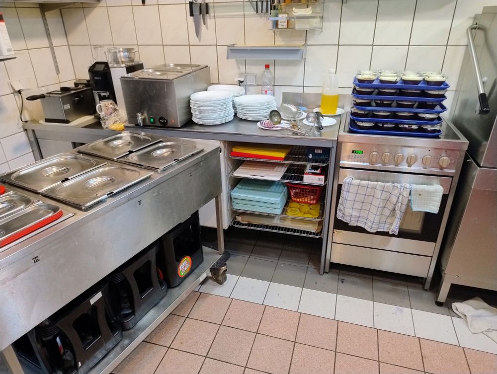 bild einer küche mit zwei wärmebehältern